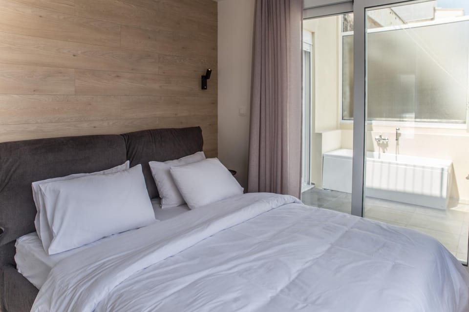 Bed, Hot Tub, Bedroom