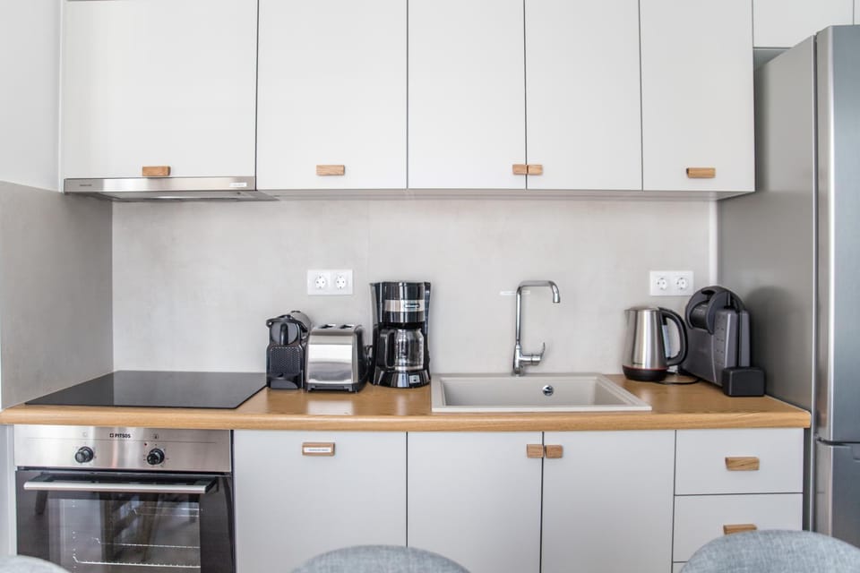 Coffee/tea facilities, Kitchen or kitchenette, stove, toaster