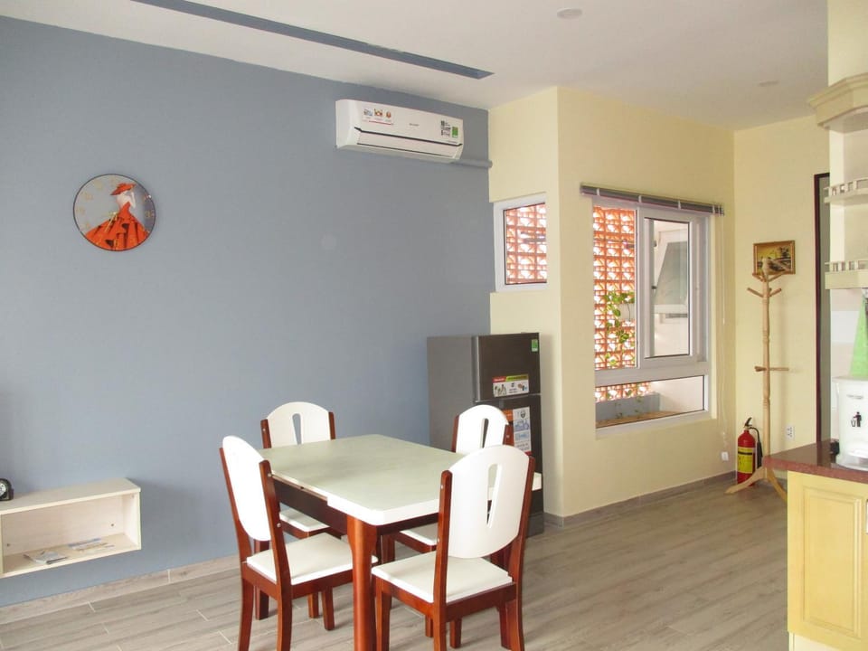 Communal lounge/ TV room, Kitchen or kitchenette, Living room, Seating area, air conditioner