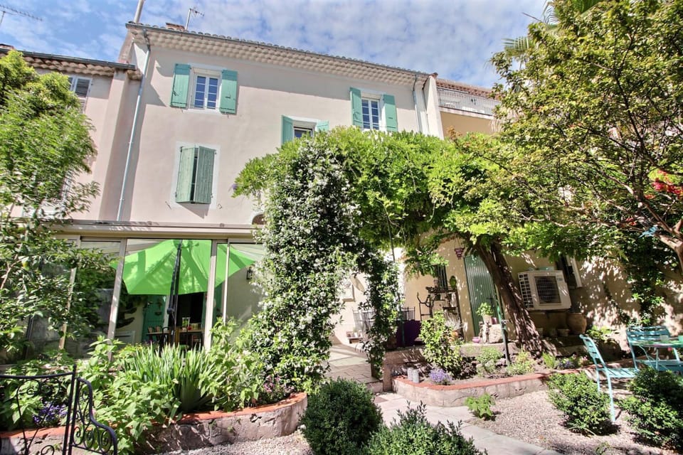 Property building, Facade/entrance, Garden