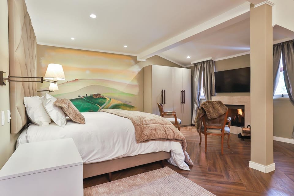 Bed, TV and multimedia, Photo of the whole room, fireplace