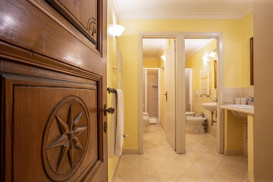 Bathroom, Photo of the whole room, towels