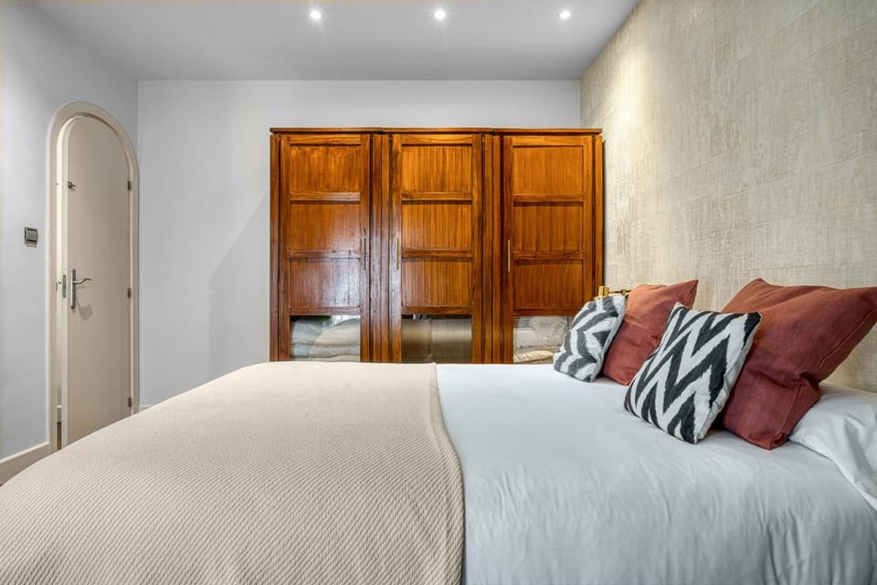Bed, Photo of the whole room, Bedroom, wardrobe