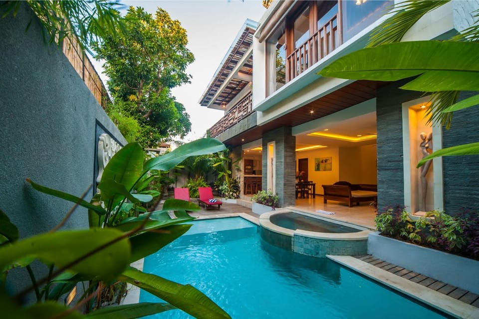 Property building, Day, Pool view, Swimming pool