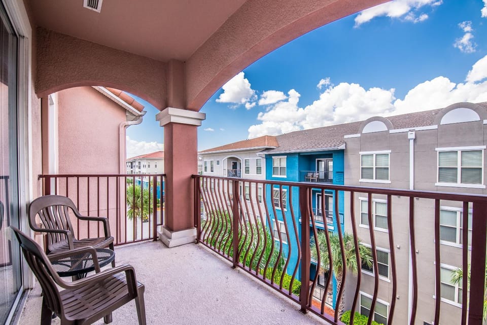 Gorgeous Top-Floor Condo w Private Balcony Apartment in Highlands Reserve