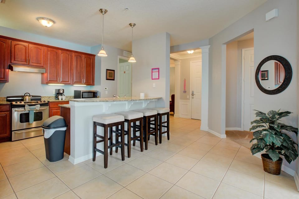 Gorgeous 1st-Floor, End Unit Condo w LAKEVIEW Apartment in Highlands Reserve
