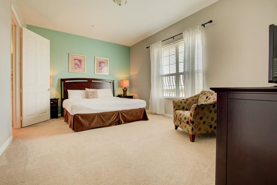 Top-Floor Luxurious LAKEVIEW Condo Apartment in Orlando