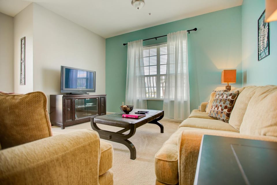 Top-Floor Luxurious LAKEVIEW Condo Apartment in Orlando