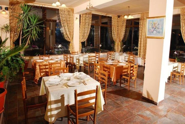 Restaurant/places to eat, Banquet/Function facilities
