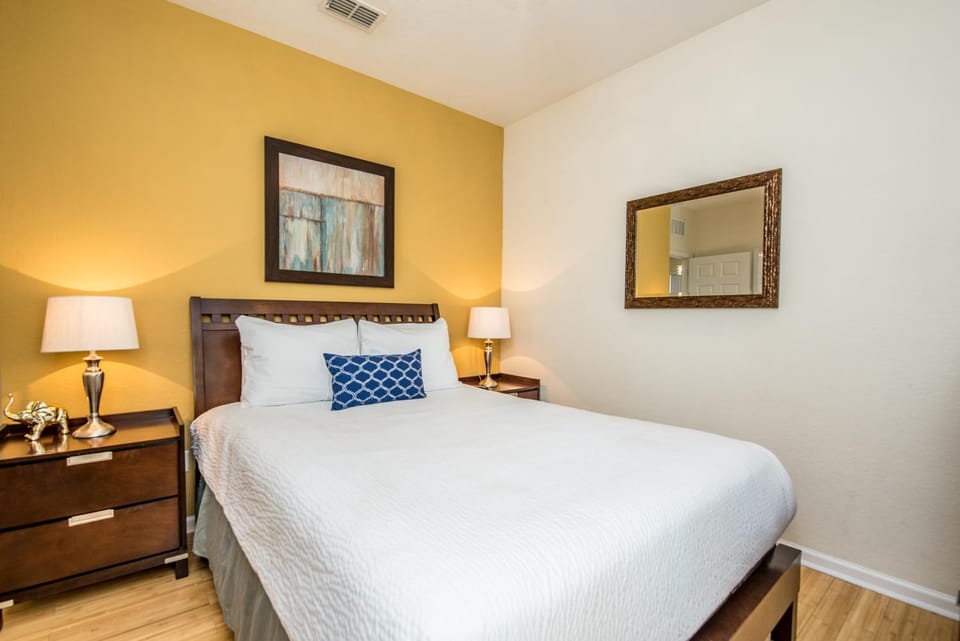 Luxurious Condo w Modern Design, near Disney Apartment in Orlando