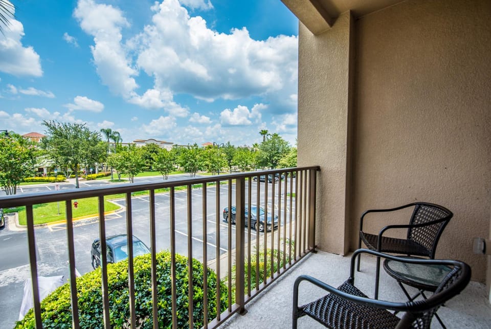 Luxurious Condo w Modern Design, near Disney Apartment in Orlando