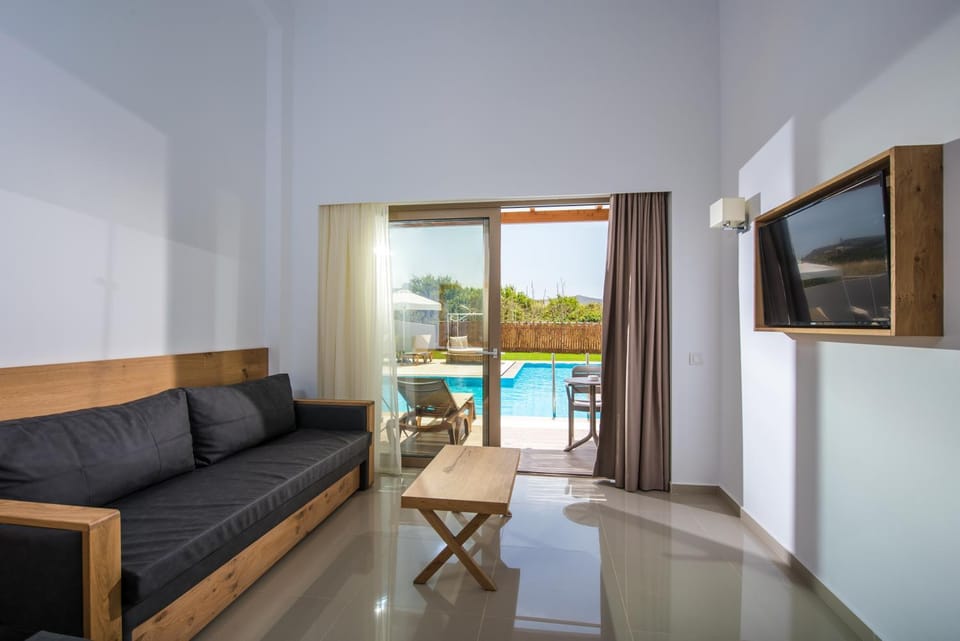 Balcony/Terrace, Living room, Pool view