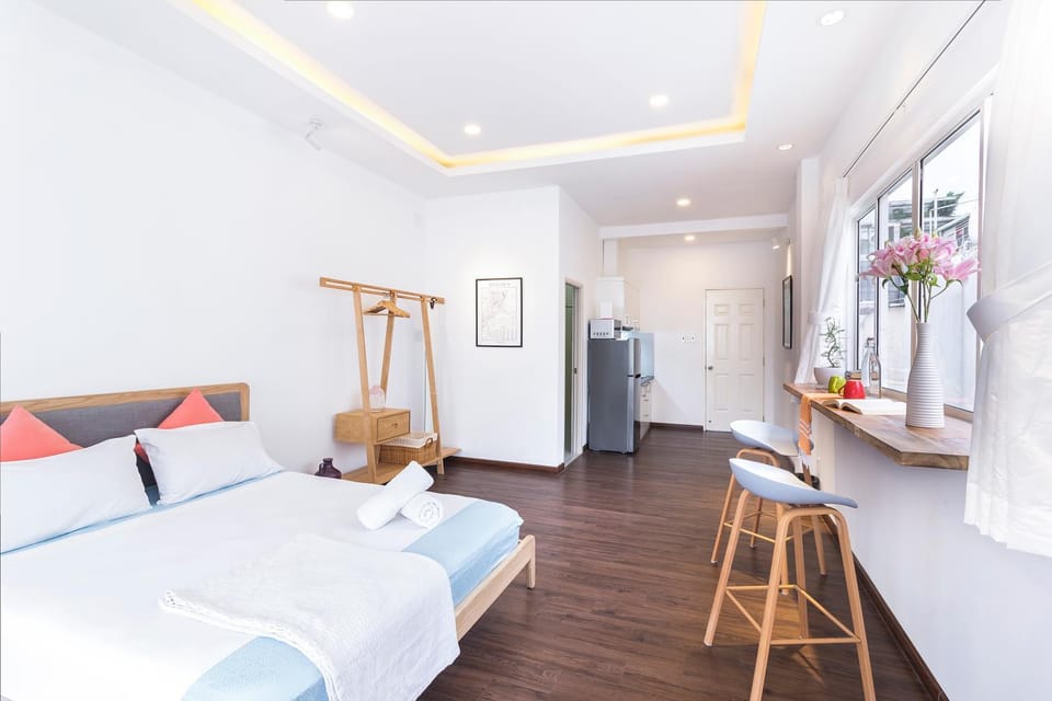 Bed, Seating area, towels