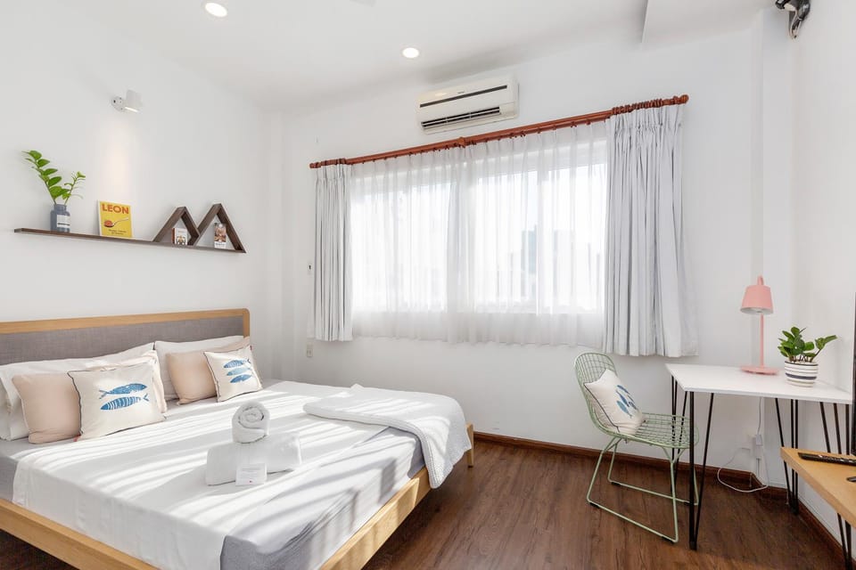Bed, Seating area, Bedroom, air conditioner