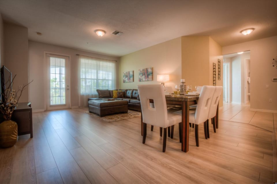 Beautiful LAKEVIEW Deluxe Condo Near Theme Parks Apartment in Orlando