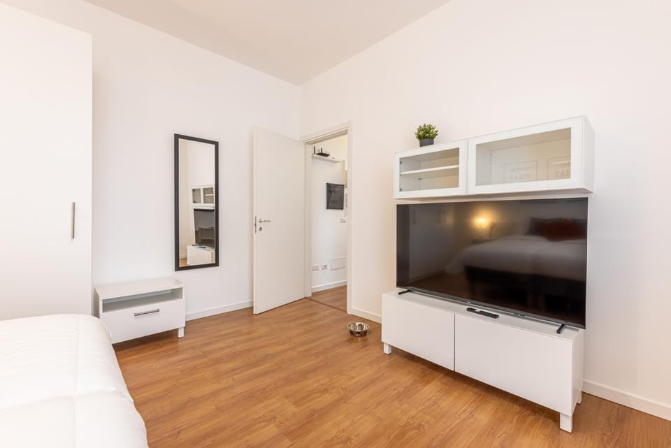 Bed, TV and multimedia, Photo of the whole room, Evening entertainment, Animals, Bedroom