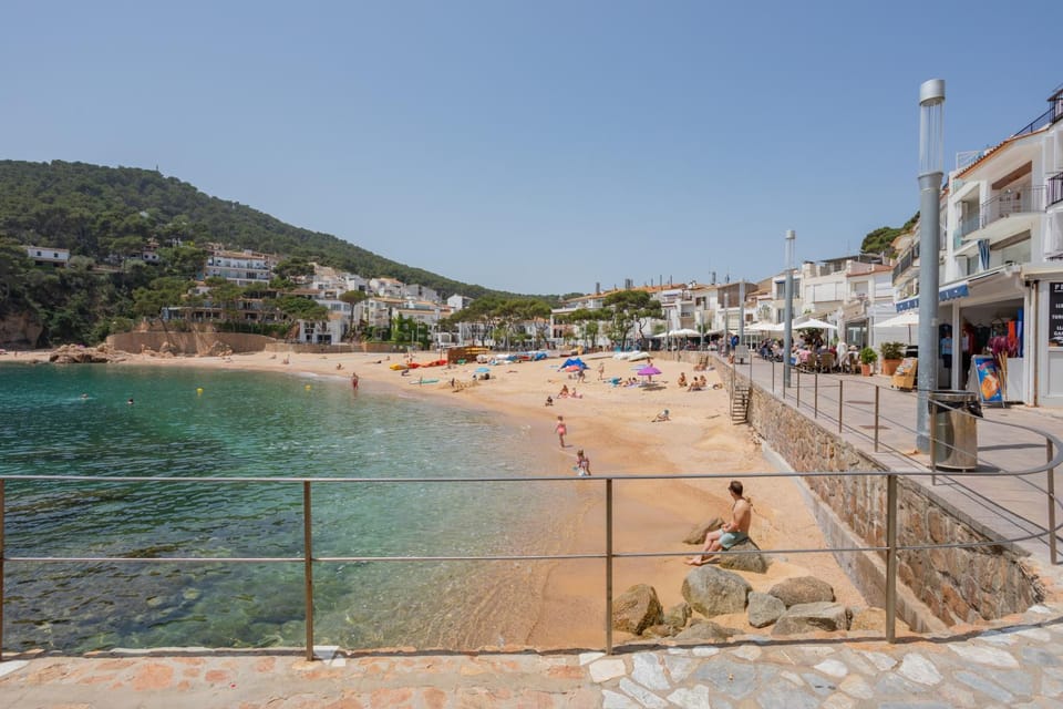 Nearby landmark, Day, People, Natural landscape, Beach, Mountain view, Sea view, group of guests