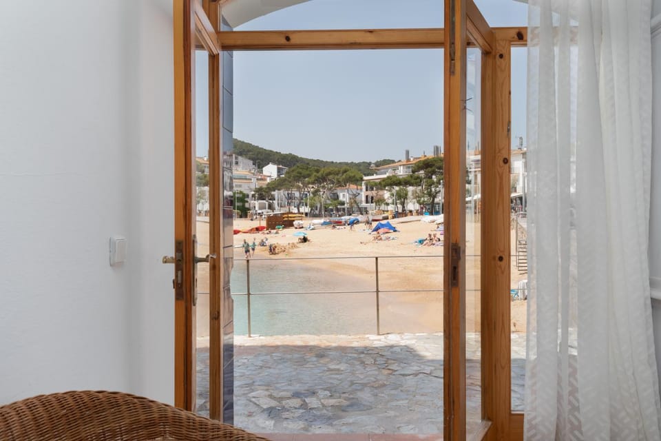 Day, Natural landscape, Living room, Beach, Mountain view, Sea view