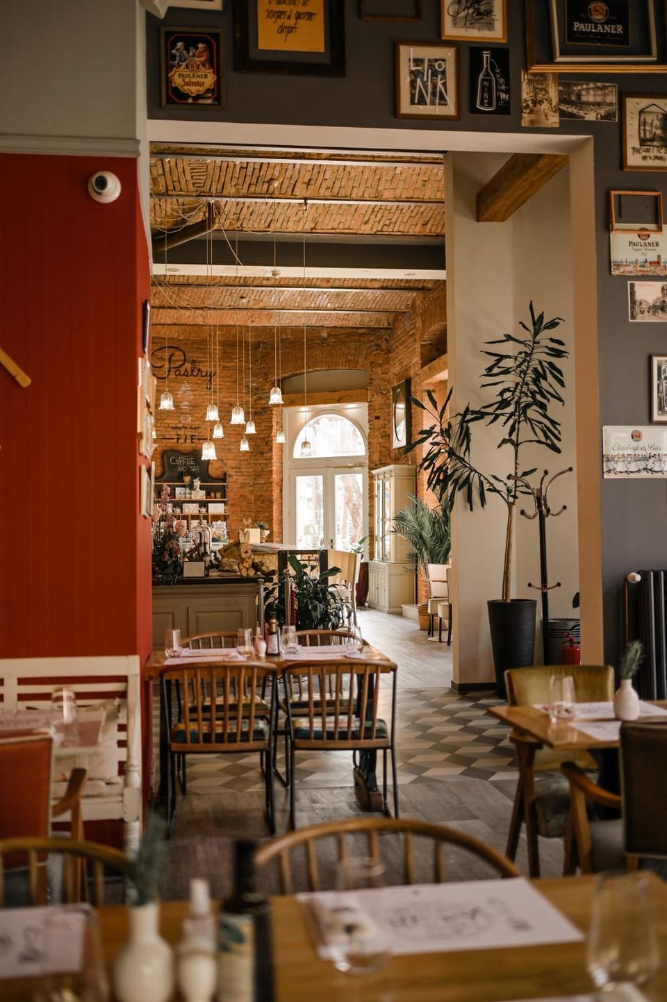 Restaurant/places to eat, Living room, Food and drinks, Banquet/Function facilities, Seating area, Food