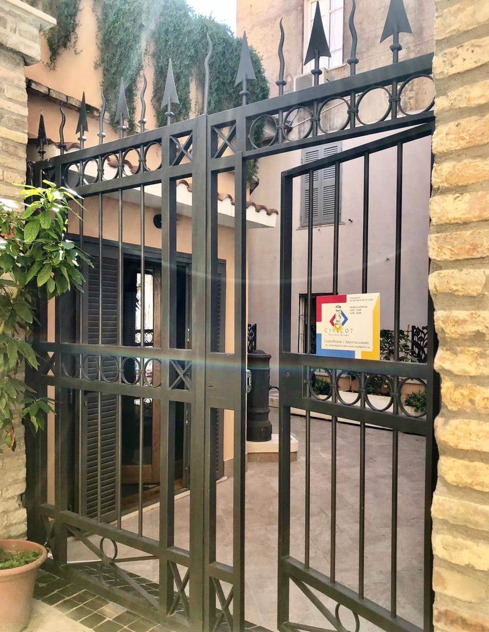 Facade/entrance
