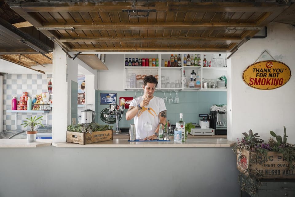 Restaurant/places to eat, Lounge or bar