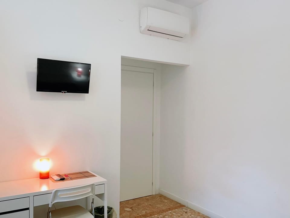 Bed, TV and multimedia, Bedroom, air conditioner