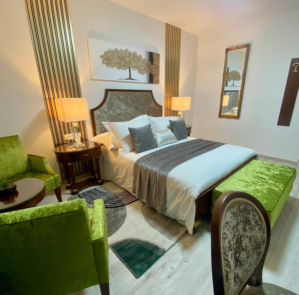 Bed, Photo of the whole room, Seating area, Bedroom