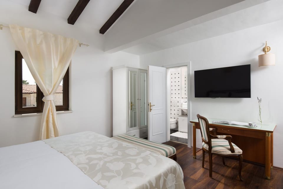 Bed, TV and multimedia, Photo of the whole room, Bedroom