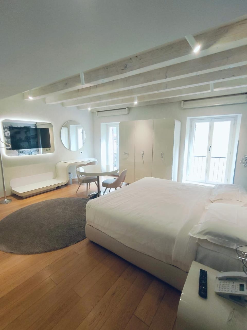 Bed, TV and multimedia, Photo of the whole room, Bedroom
