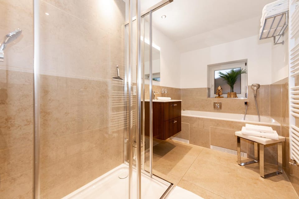 Shower, Hot Tub, Bathroom, Bath