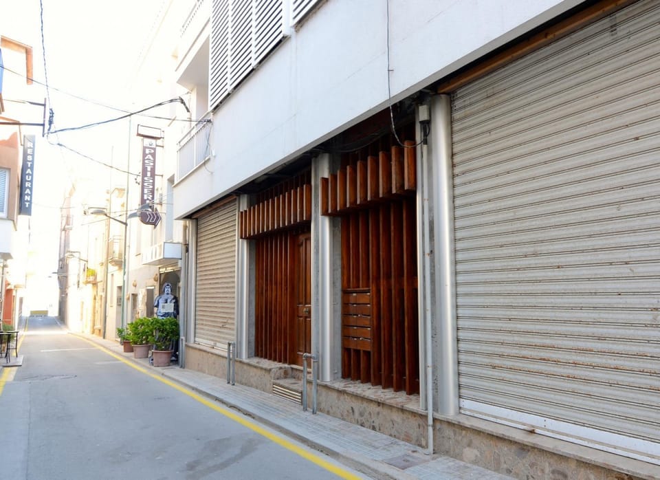 Facade/entrance, Off site
