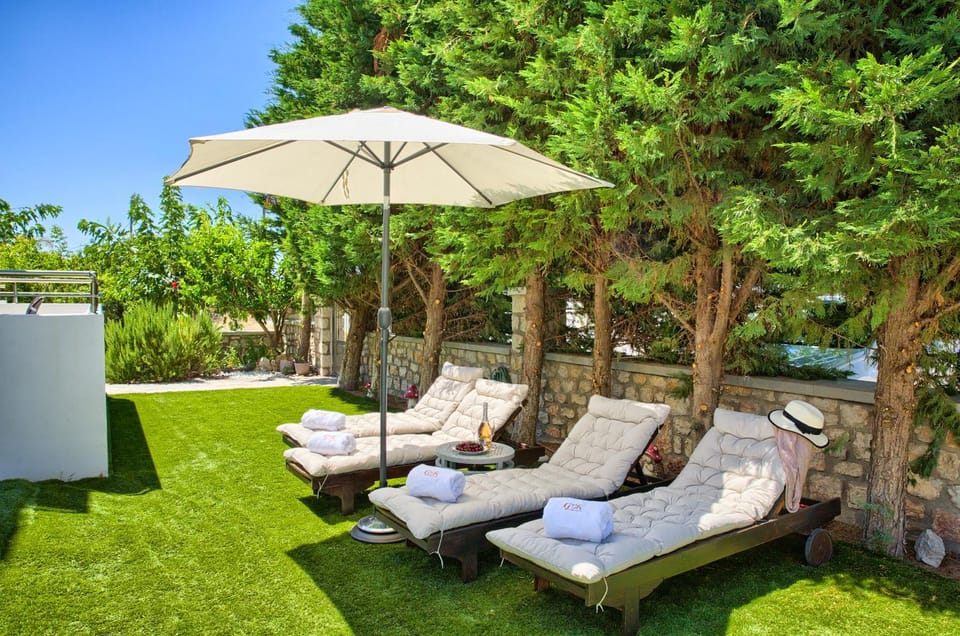 Spring, Day, Garden, Hot Tub, Garden view, sunbed