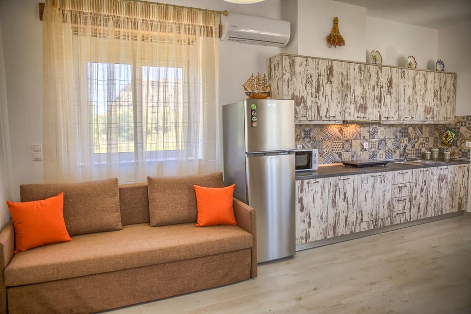 Bed, Kitchen or kitchenette, Living room