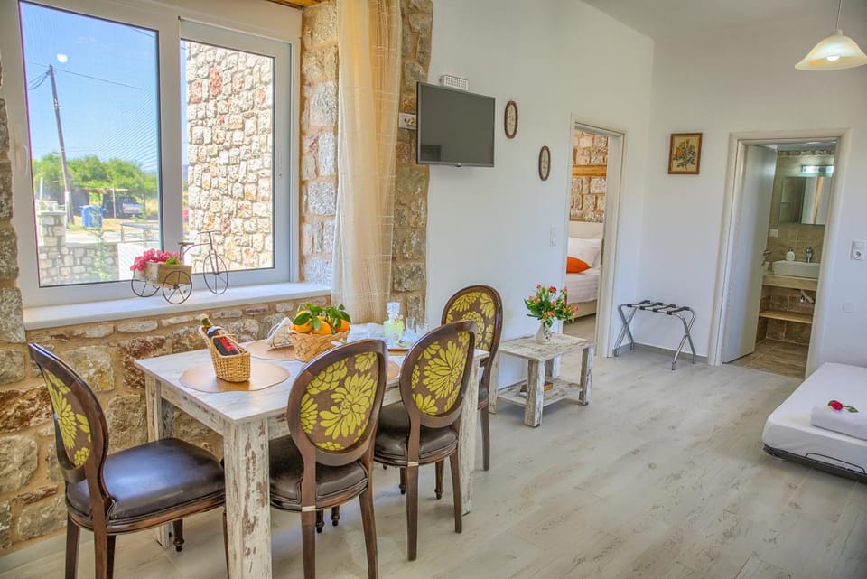 Coffee/tea facilities, Kitchen or kitchenette, Living room, Dining area, Garden view, Street view, Dinner