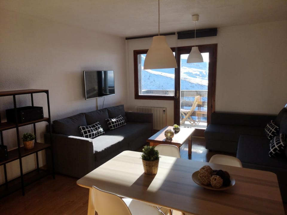 Bed, Living room, Dining area