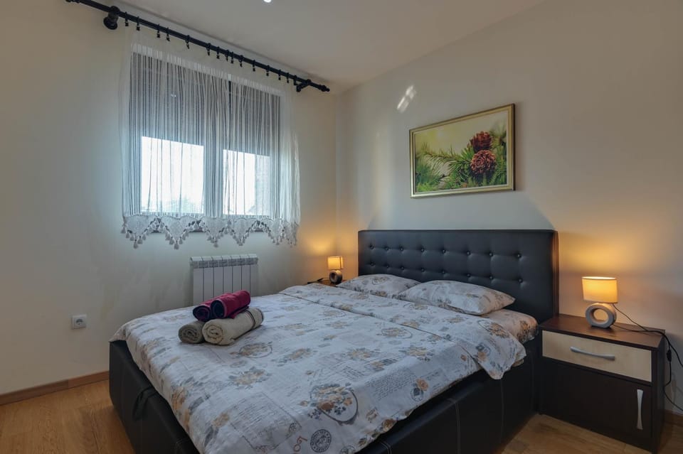 Bed, Bedroom, towels