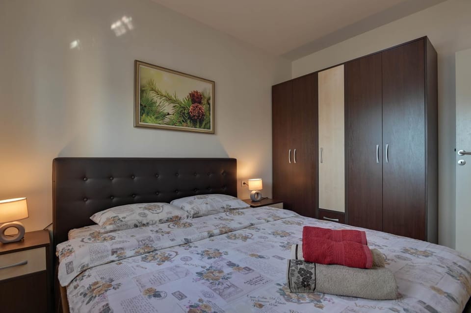 Bed, Bedroom, towels, wardrobe