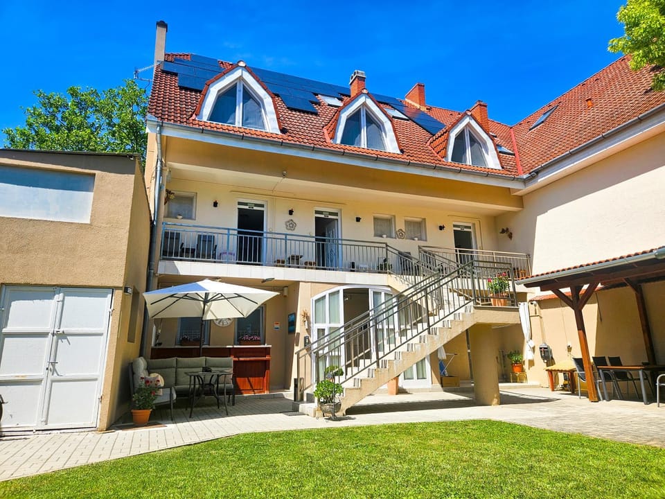 Property building, Garden, Lobby or reception, Garden view
