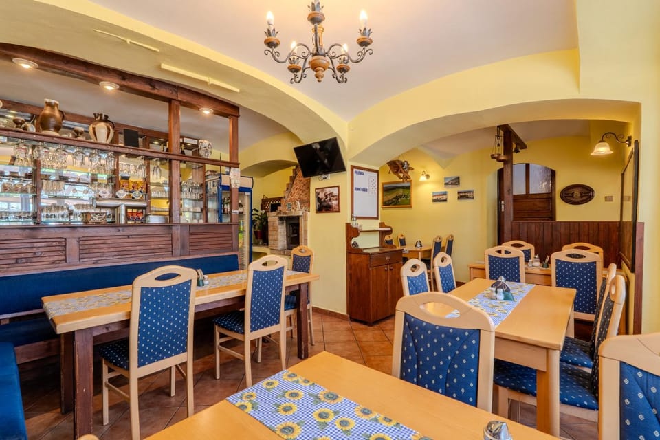Restaurant/places to eat, Seating area