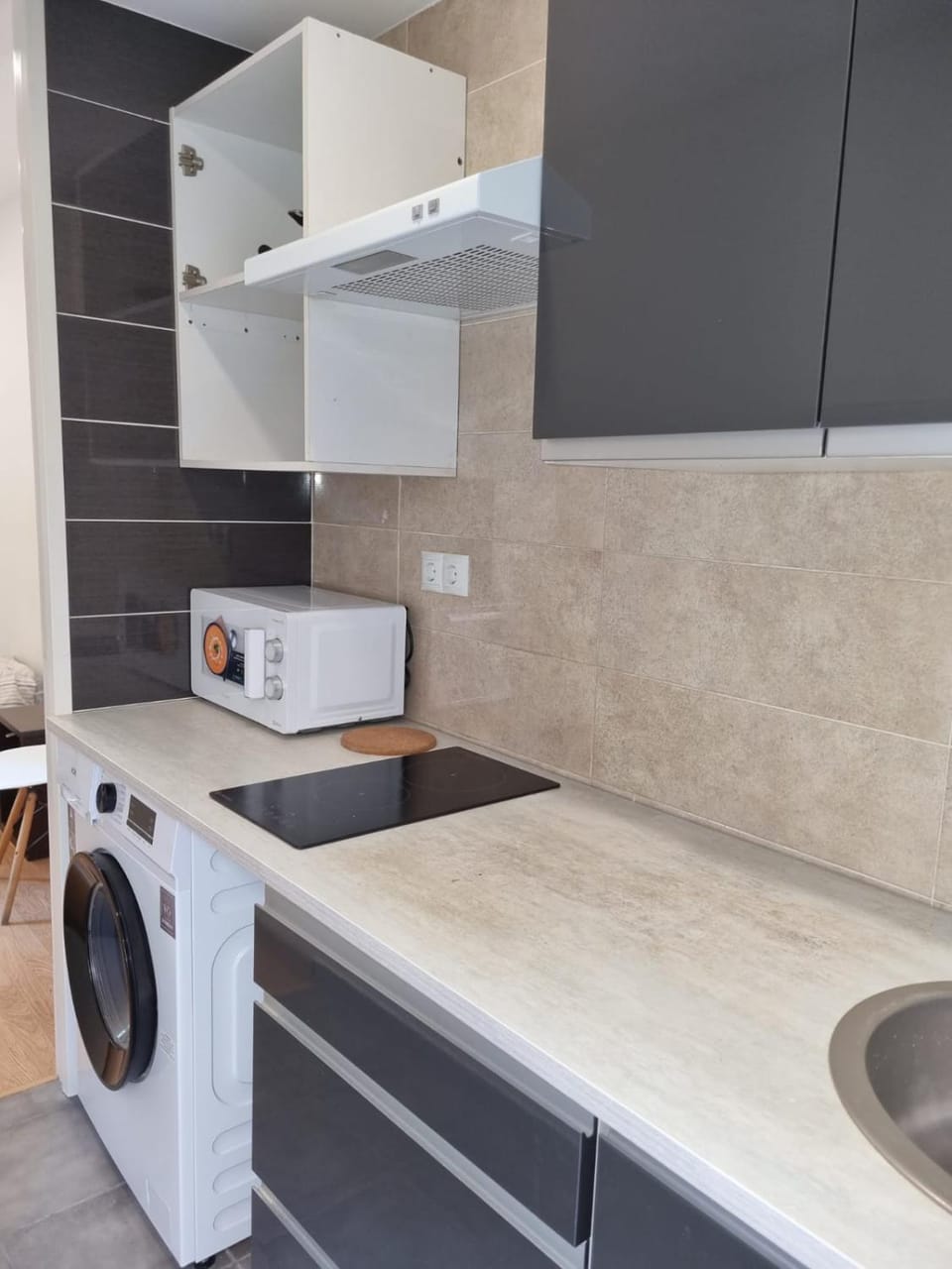 Kitchen or kitchenette, washing machine
