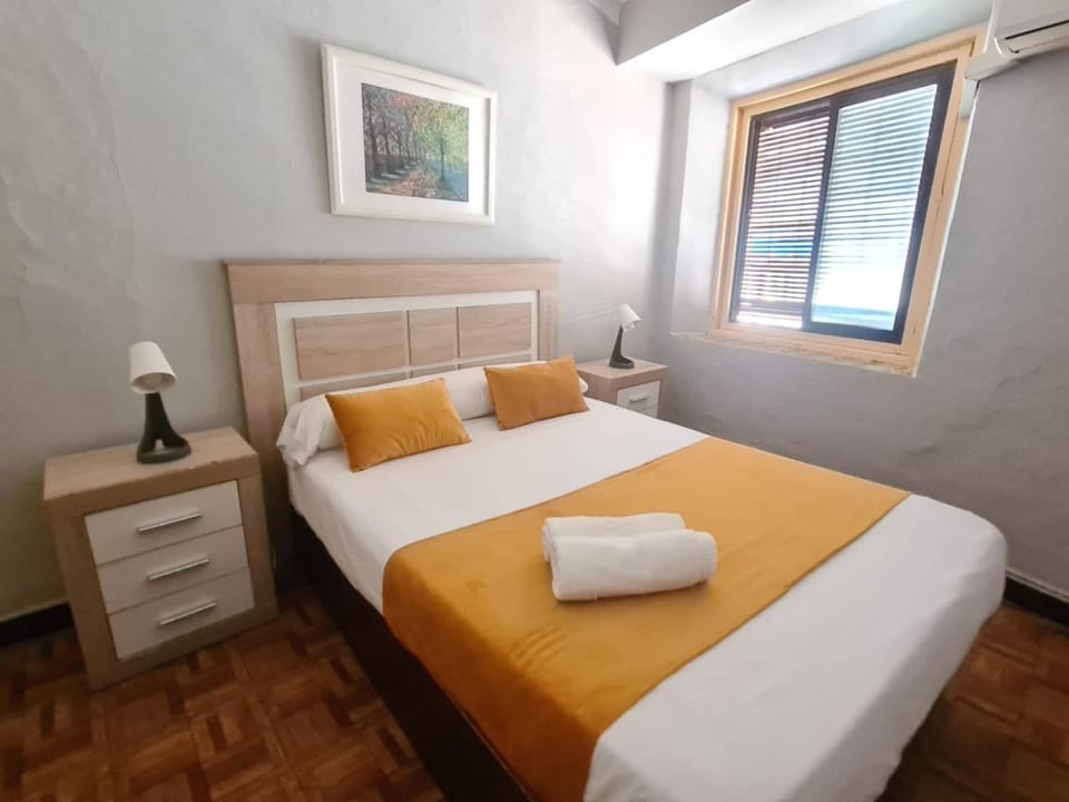 Bed, towels