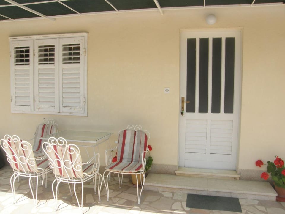 Facade/entrance, Balcony/Terrace, Seating area