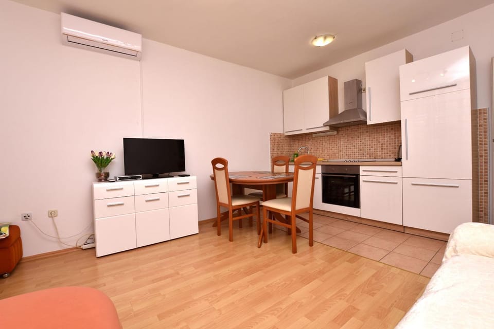 TV and multimedia, Kitchen or kitchenette, Seating area, Dining area, oven, stove, air conditioner