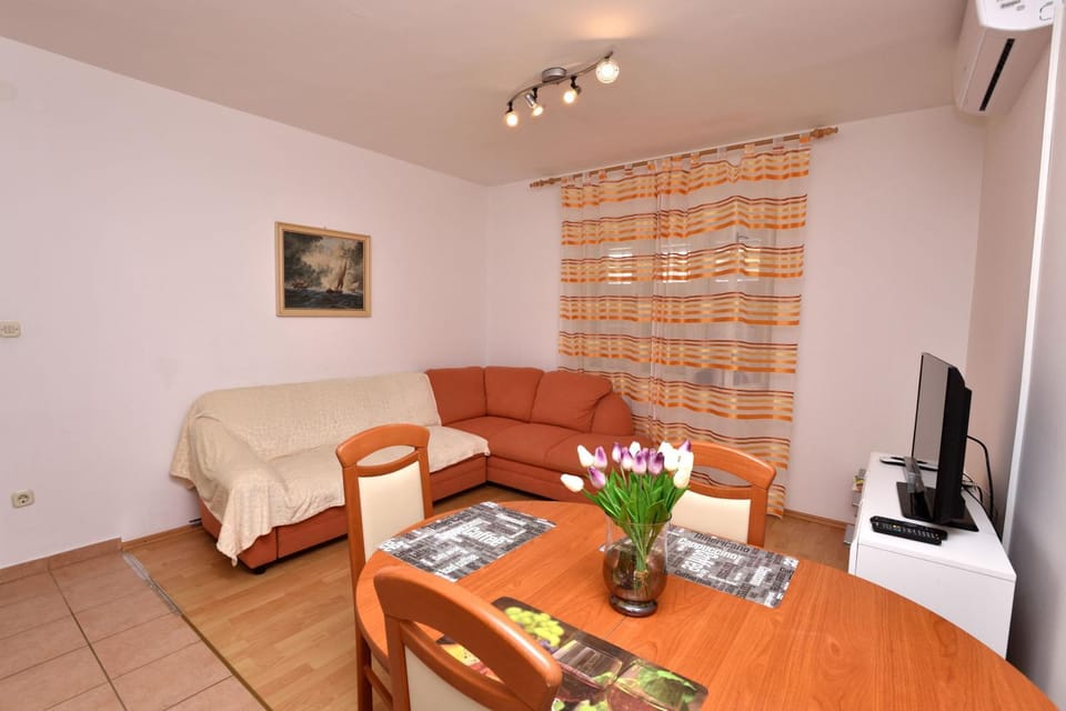 TV and multimedia, Living room, Photo of the whole room, Seating area, Dining area, air conditioner