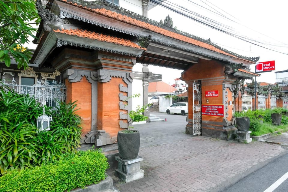 Facade/entrance