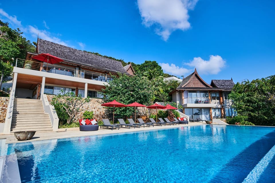 Property building, Patio, Day, Garden, Pool view, Swimming pool, sunbed
