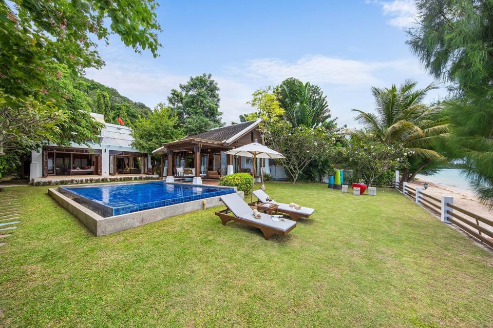 Property building, Garden, Swimming pool, Swimming pool