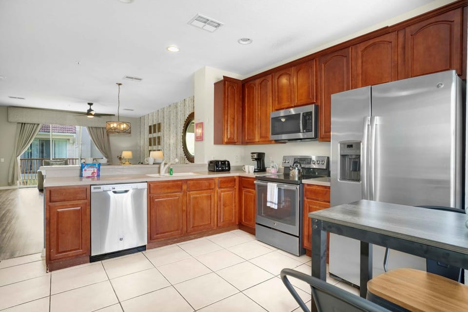 Spacious Townhome wPatio Garage Sleeps10 House in Orlando