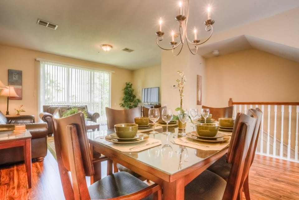 Gorgeous Townhome w FREE Resort Access House in Orlando