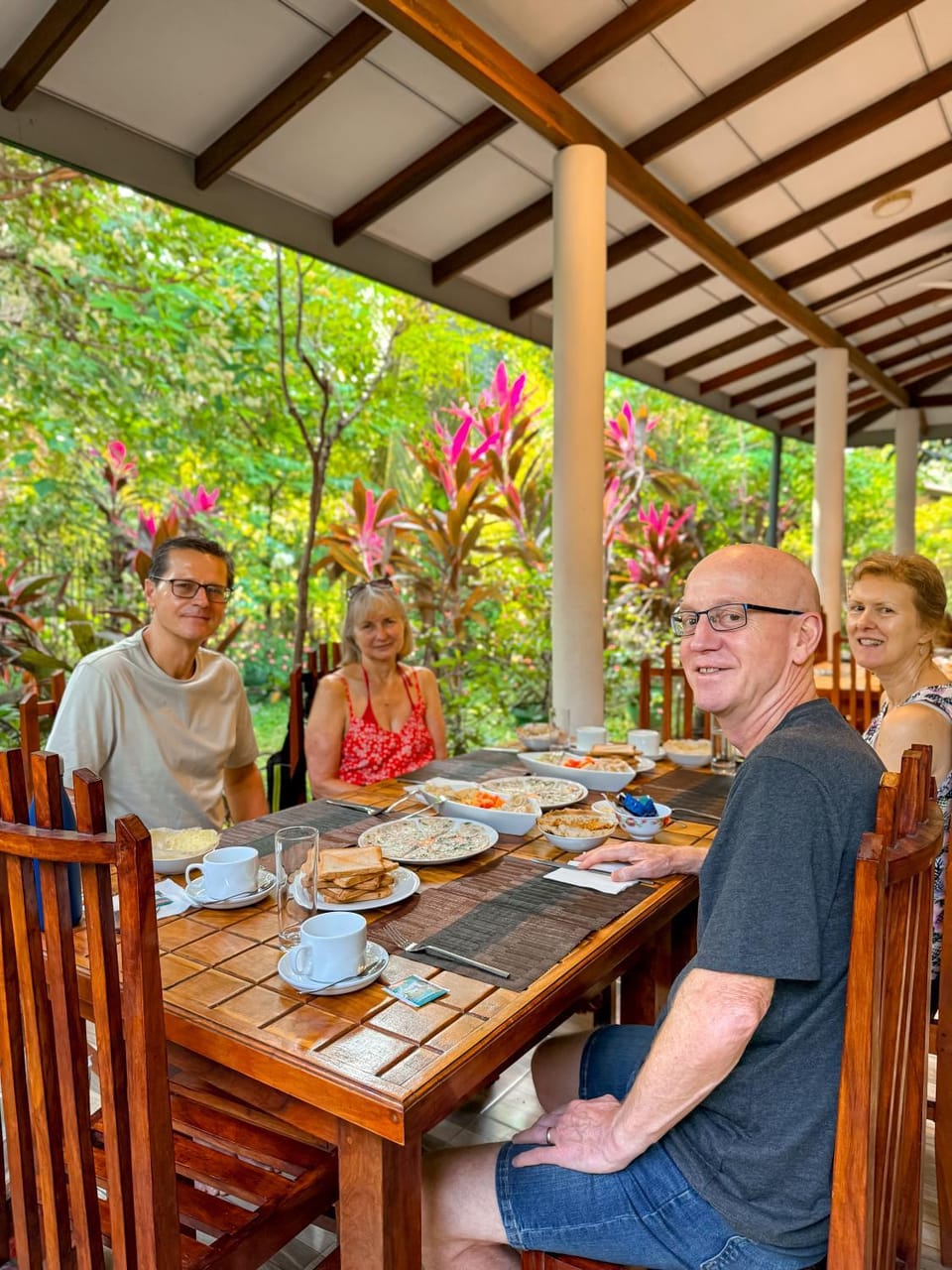 Restaurant/places to eat, Day, Garden, Food and drinks, Dining area, Food, Garden view, Breakfast, group of guests, Family